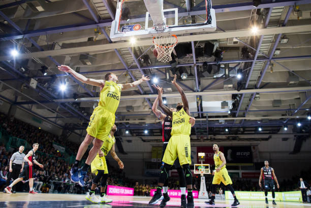 使对手屡次 使对手屡次